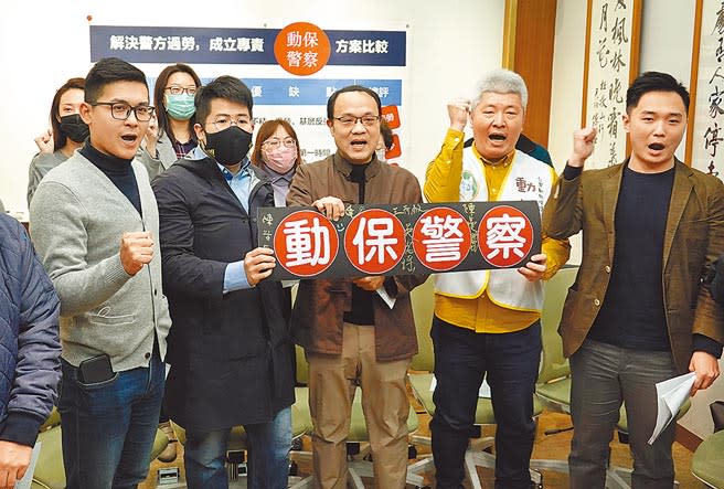 台灣動物保護行政監督聯盟祕書長何宗勳（右二）與動保團體、各黨青年代表日前舉行記者會，呼籲各界支持設置「動保警察」。（本報資料照片）