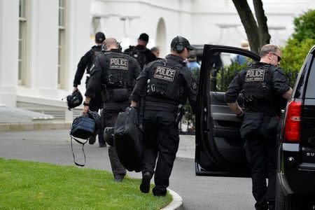 Members of the Secret Service Counter Assault Team unload their equipment from U.S. President Barack Obama's motorcade after arriving at the White House after a day of golf in Washington, D.C., U.S., May 20, 2016. REUTERS/Mike Theiler