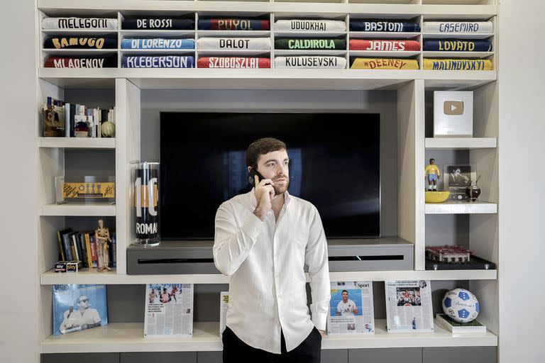 Fabrizio Romano, uno de los mayores periodistas de fichajes en el fútbol, en casa en Italia con sus camisetas y reconocimientos.