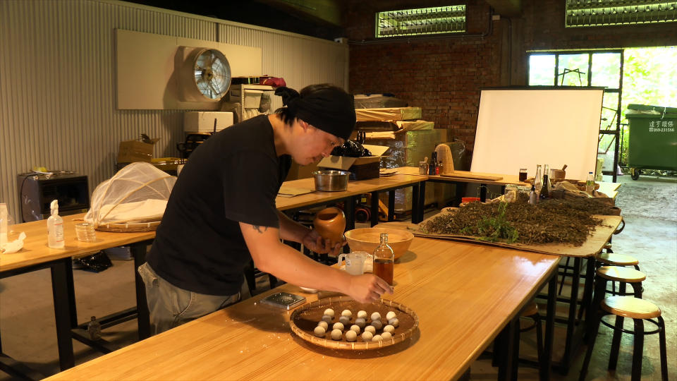 許震詮利用耆老說的釀酒植物，想要回歸傳統手工釀酒。