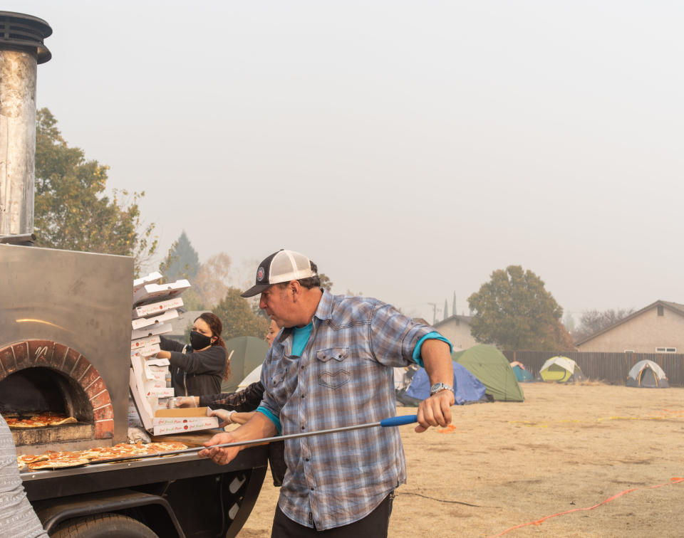 Jim King cooking pizzas for evacuees. (Photo: Cayce Clifford for HuffPost)