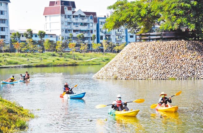 屏東市復興公園獨木舟徜徉湖畔，沿岸4校體驗親水課程。（林和生攝）
