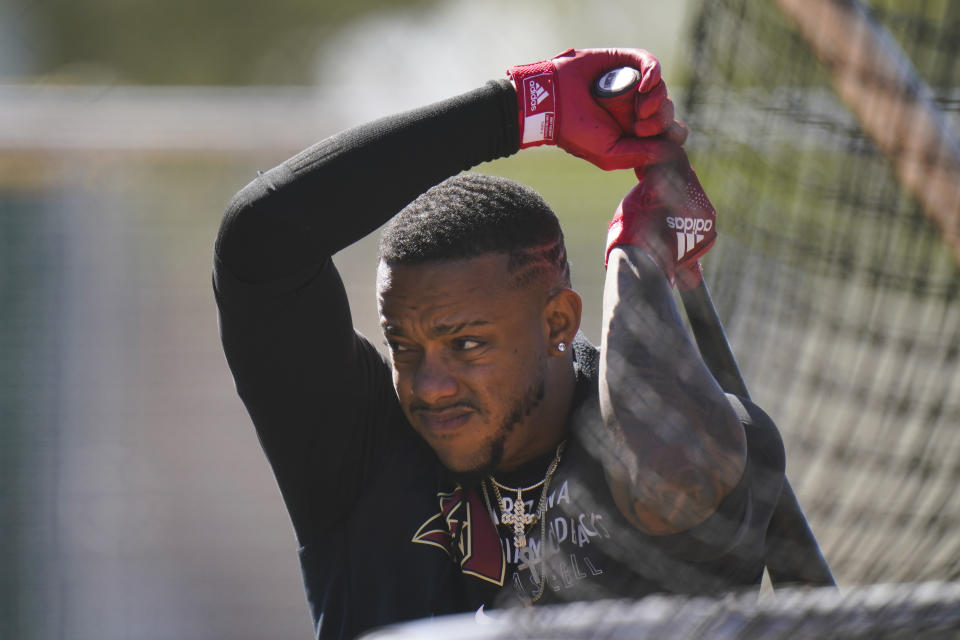 Ketel Marte de los Diamondbacks de Arizona sacude un bate durante una práctica en Scottsdale, Arizona, el jueves 25 de febrero de 2021. (AP Foto/Jae C. Hong)