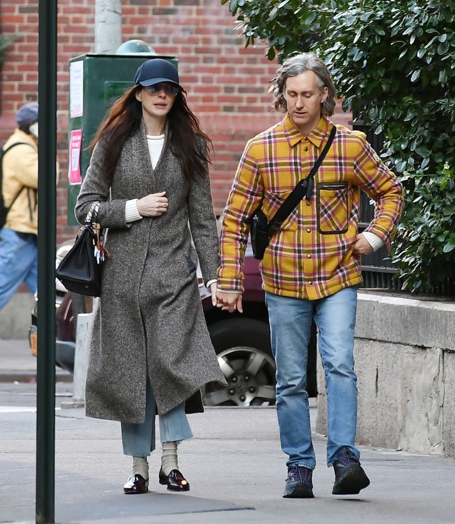 El particular look de Anne Hathaway luego de celebrar su cumpleaños número 41 con su esposo Adam Shulman en la ciudad de Nueva York. La actriz vestía una gorra, un tapado gris, jeans, medias y mocasines negros