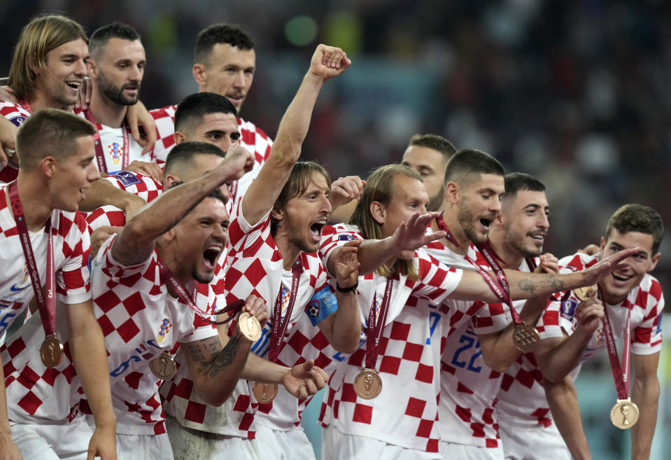 Los jugadores de Croacia tras derrotar 2-1 a Marruecos en el partido por el tercer lugar, el sábado 17 de diciembre de 2022, en Doha, Qatar. (AP Foto/Frank Augstein)