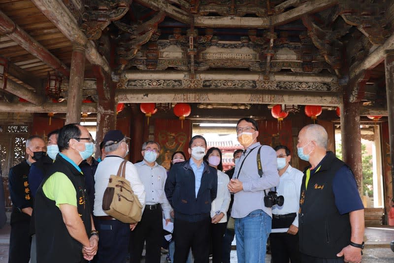 文化部長李永得（中）實地瞭解國定古蹟鹿港龍山寺修復情況及歷程。（文化部提供）