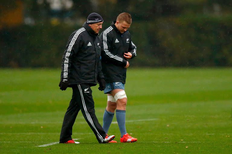 Gilbert Enoka, entrenador de All Blacks en el rubro de las aptitudes mentales, en un entrenamiento del seleccionado neozelandés en Londres; de esa ciudad es el club Chelsea, que lo contrató.