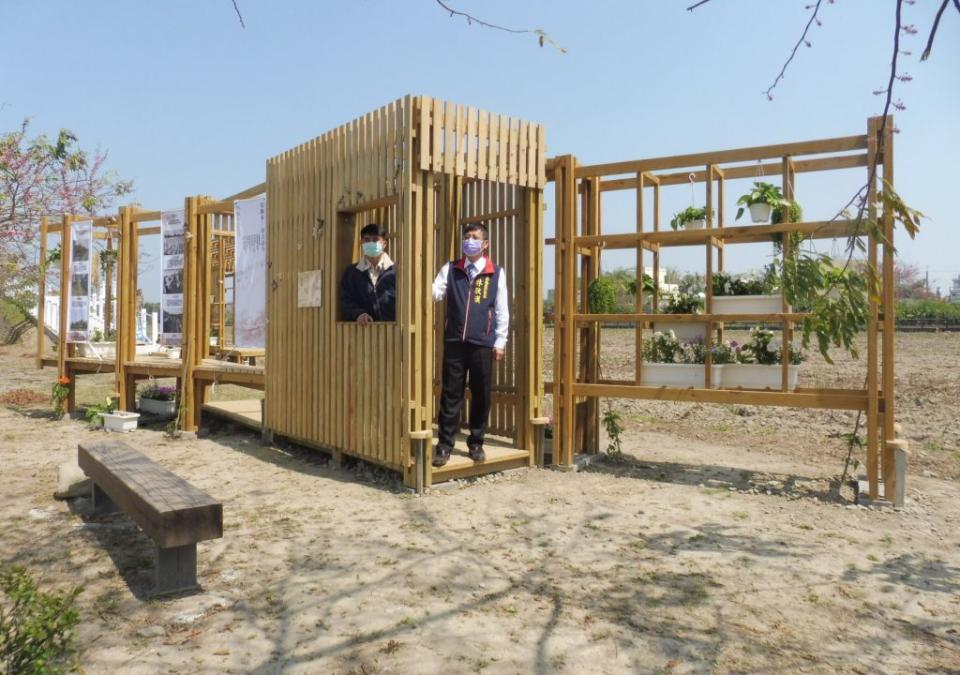西港區公所替代役男打造歇腳的木製花架，為花旗木步道造景。(記者盧萍珊攝)