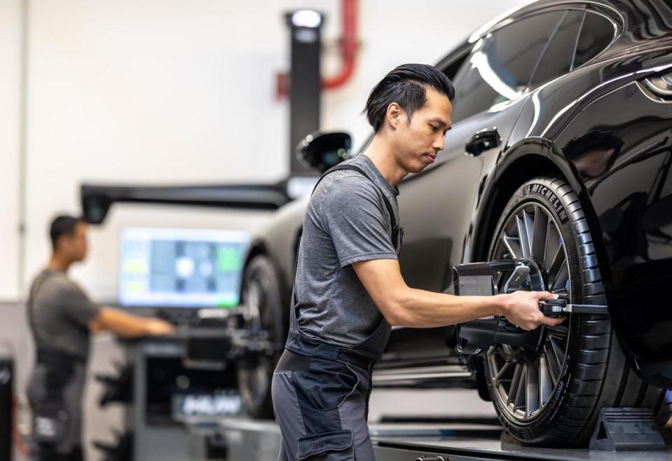 車主交車後最關心的售後服務能量與品質，尙騰汽車集團以超越原廠認證的高規格標準精心打造，服務廠區每天最多可提供高達24台以上的保養維修能量，並全數採用符合保時捷德國原廠規範的頂級維修工具設備和完善的輔助機具，悉心為南台灣地區的保時捷尊榮車主們，提供原廠最高等級的售後服務品質。