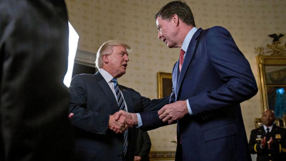 En sus reuniones, Donald Tru mp le pidió a James Comey, entonces director del FBI, frenar las indagaciones sobre Michael Flynn y la injerencia de Rusia. (ABC News)