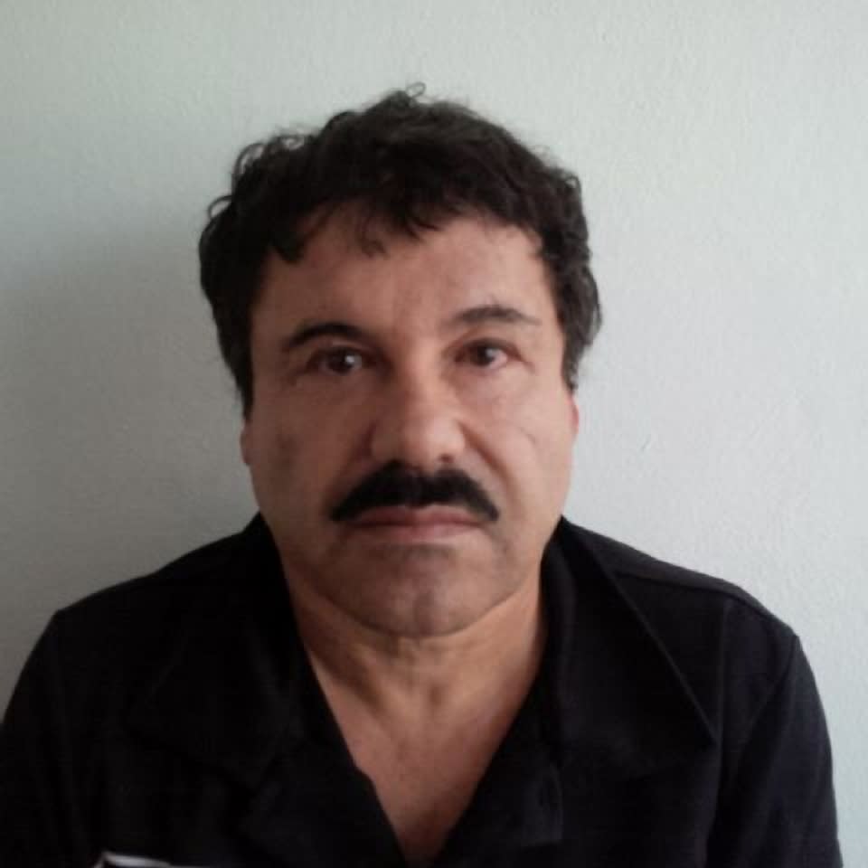 En esta imagen difundida por la Procuraduría General de la República de México el sábado 22 de febrero de 2014, Joaquín "El Chapo" Guzmán es fotografiado frente a una pared luego de su arresto en el puerto turístico de Mazatlán, a orillas del Pacífico mexicano. (Foto AP/PGR)