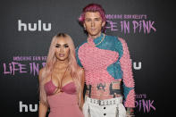 <p>Pese a que el cantante y actor no escogió un look <em>total pink</em>, el rosa era el tono predominante de su jersey bicolor, que incluía también el azul y que llamaba la atención por dejar al aire sus tatuados abdominales. (Foto: Jamie McCathy / Getty Images).</p> 