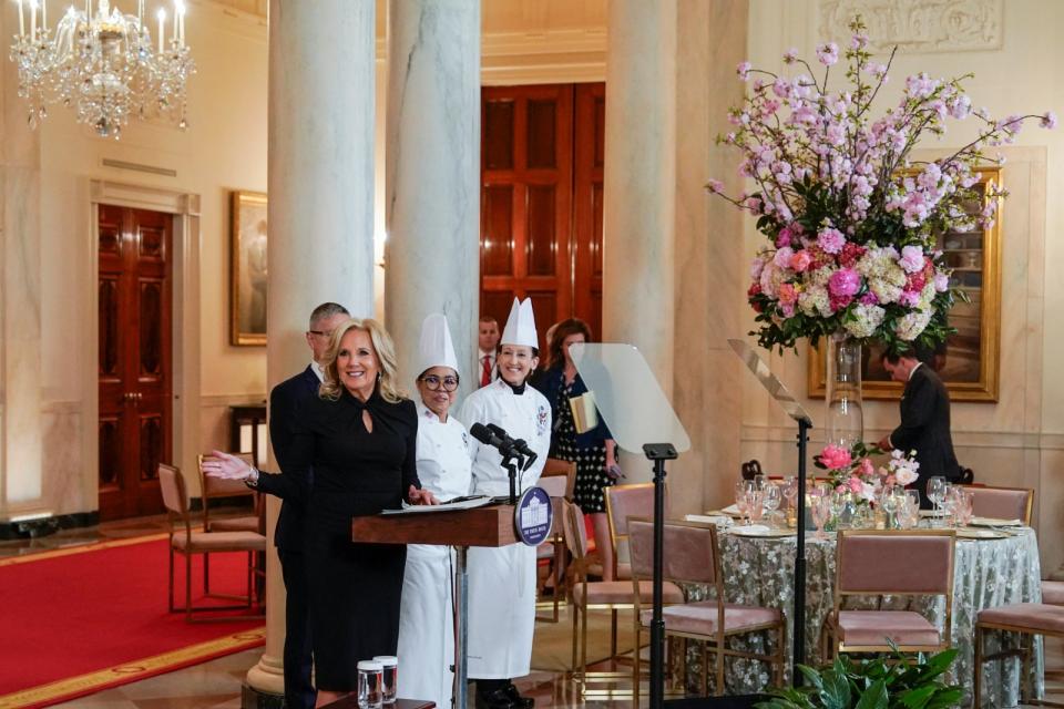 美國第一夫人吉兒4月9日主持記者會，介紹隔天將舉行國宴的白宮場地布置。路透社