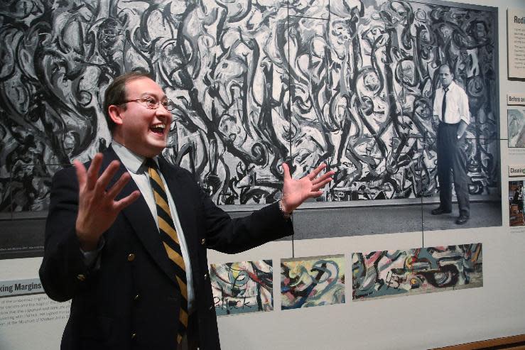 Sean O'Harrow, director del Museo de Arte de la Universidad de Iowa charla sobre la restauración del óleo “Mural” de Jackson Pollock de 1943, durante una presentación para los medios en el Museo J. Paul Getty en Los Angeles el lunes 10 de marzo de 2014. El óleo sobre lienzo de más de 2,44 metros (8 pies) de alto por casi 6 metros (20 pies) de ancho pasó más de un año oculto en el Museo J. Paul Getty, donde atravesó una vasta restauración. La pintura, propiedad de la Universidad de Iowa, estará en el Museo J. Paul Getty del 11 de marzo al 1 de junio de 2014. (Foto AP/Nick Ut )