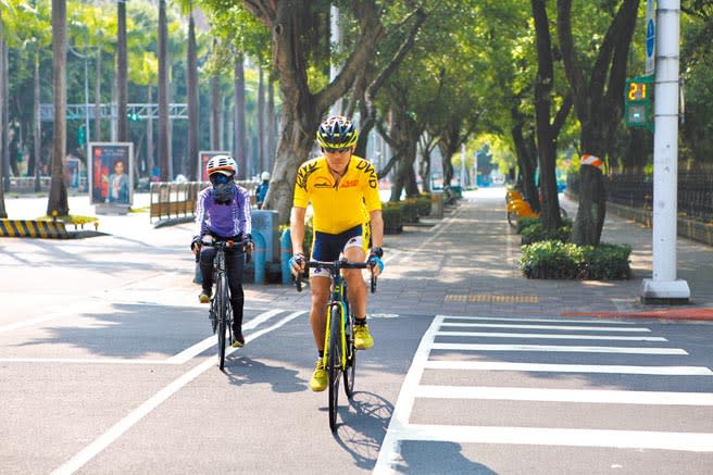 台北市自行車路網共504公里，市議員羅智強認為若好好規畫，絕對能成單車族挑戰路線之一。（張立勳攝）