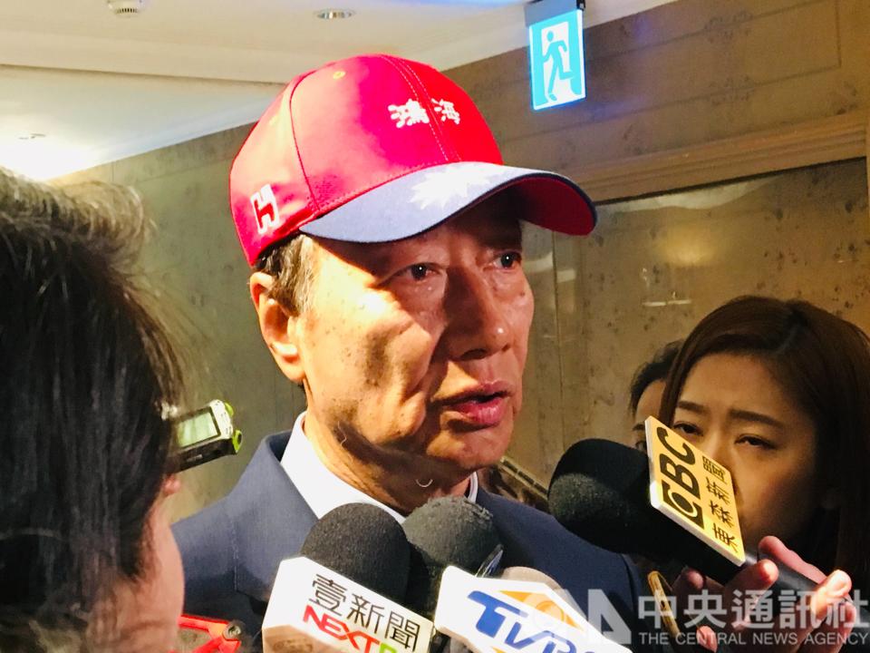 鴻海董事長郭台銘16日上午表示，是否參選2020年總統，這兩天會做決定。這是郭台銘首次對外鬆口有意參選總統。(中央社)