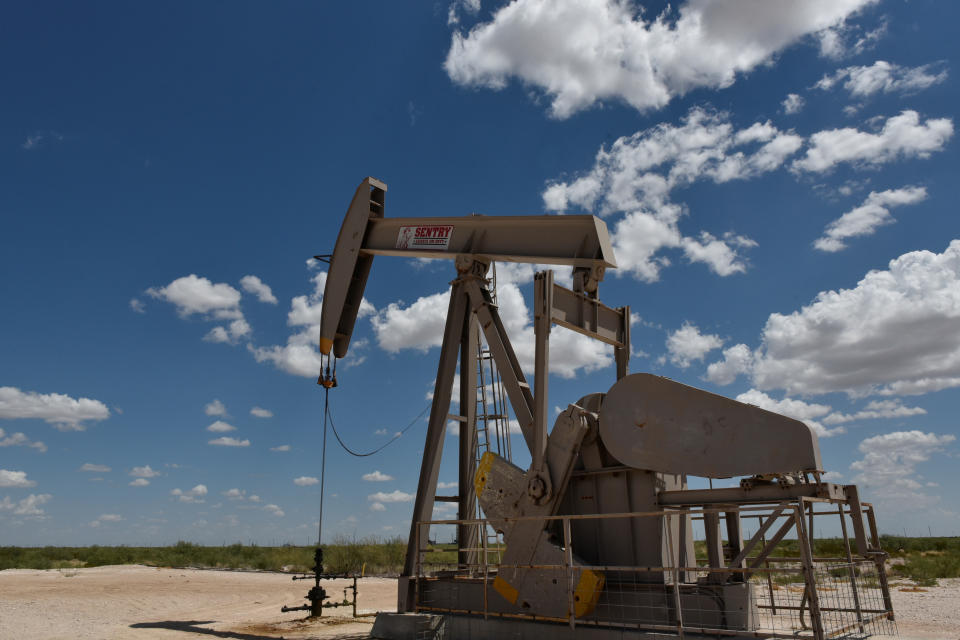 Een pompkrik is actief in het olieproductiegebied van het Permian Basin nabij Wink, Texas, 22 augustus 2018. Foto genomen op 22 augustus 2018. REUTERS/Nick Oxford