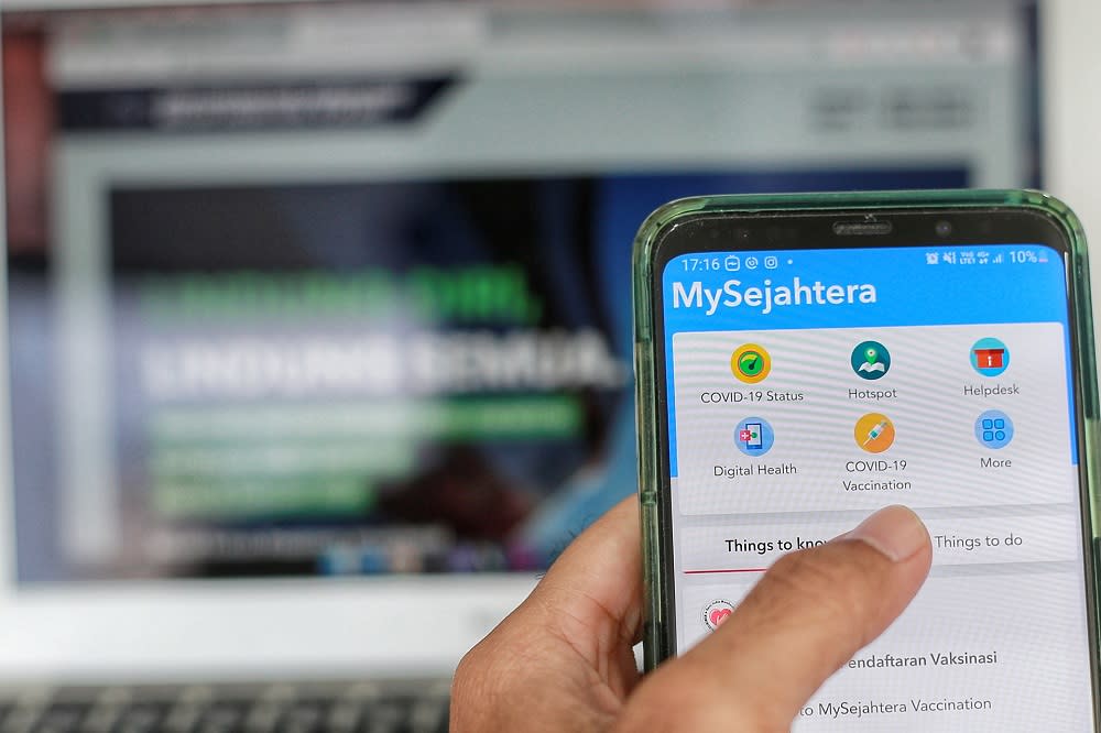 Science, Technology and Innovation Minister Khairy Jamaluddin said spouses and their dependents who registered for their Covid-19 vaccinations via the MySejahtera app separately can request joint appointments. — Picture by Ahmad Zamzahuri