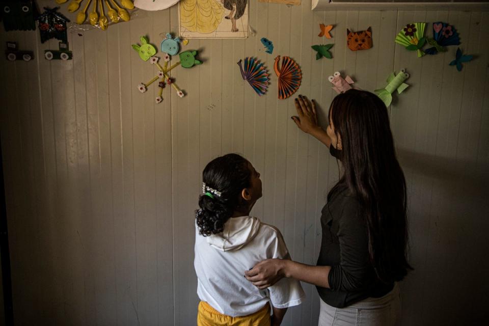 Une jeune fille yézidie expose ses objets artisanaux dans le nord-est de la Syrie, le mercredi 26 juin 2024 (Copyright 2024 The Associated Press. Tous droits réservés.)