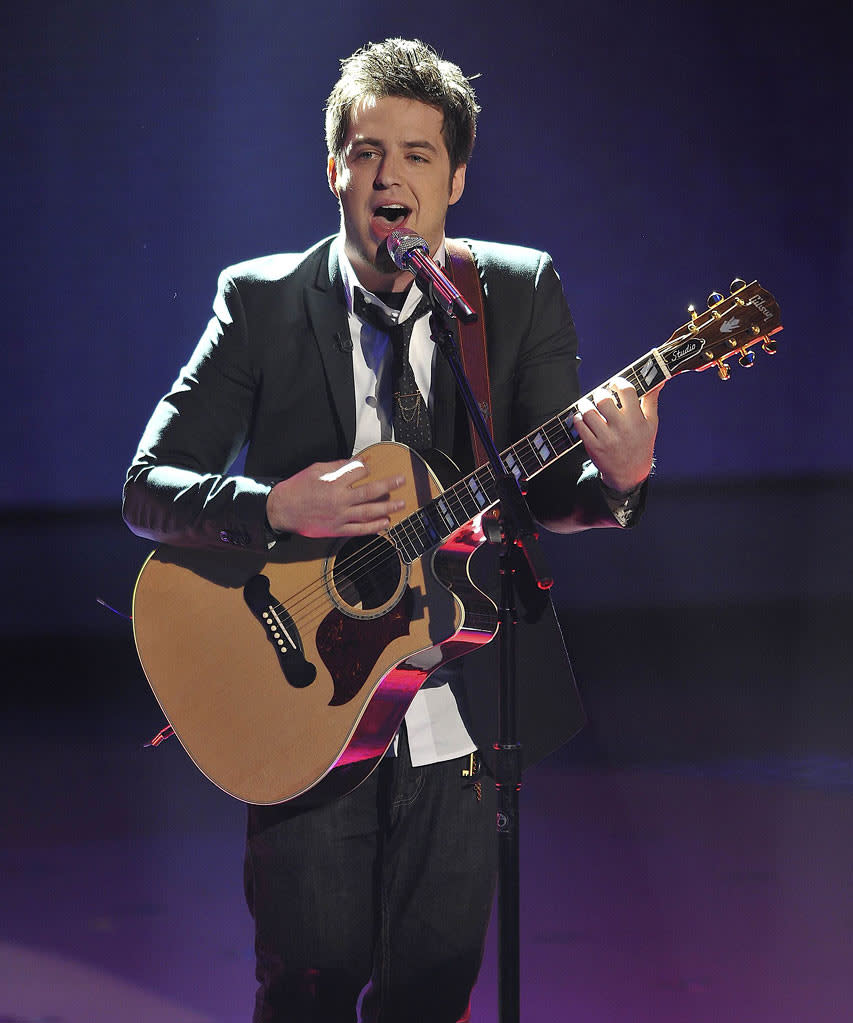 Lee DeWyze performs "You're Still the One" by Shania Twain on "American Idol."