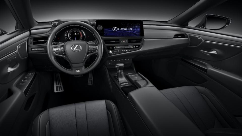 除外觀設計外，ES 300h F Sport同樣針對內裝運動感進行升級。(圖片來源/ Lexus)