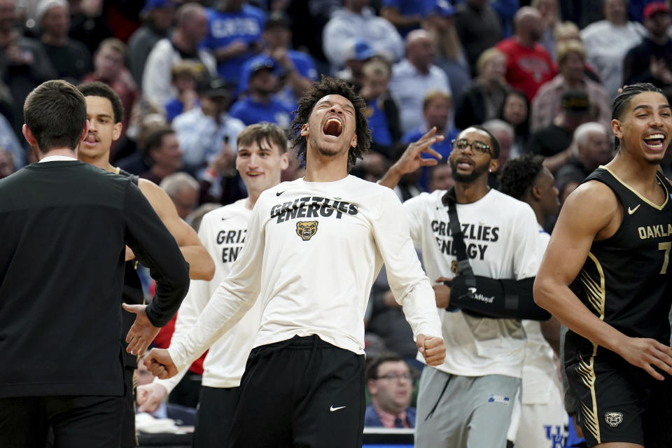 Oakland players celebrate after defeating Kentucky in a college basketball game in the first round of the men's NCAA tournament Thursday, March 21, 2024, in Pittsburgh. (AP Photo/Matt Freed)