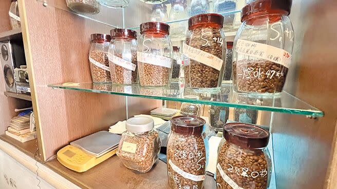 「磐石咖啡烘焙坊」架上擺滿各式產地和不同烘焙時間的咖啡豆。（張毓翎攝）