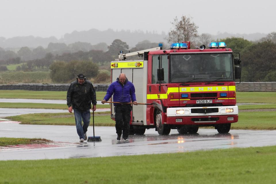 Putaran kedua terakhir Ulster Superbike Championship di Bishopscourt di Co Down pada hari Sabtu dibatalkan karena oli di sirkuit dan cuaca basah. Gambar: Rod Neill/Pers Alat Pacu Jantung