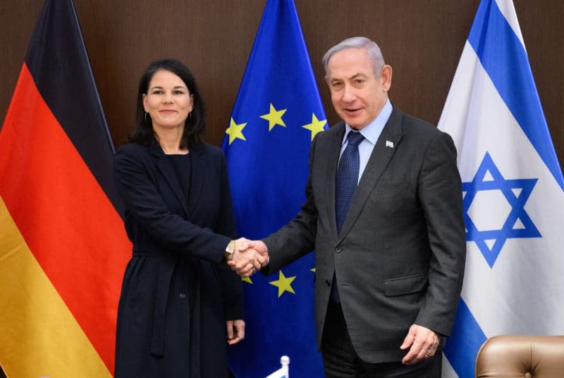 Benjamin Netanyahu, Israel's Prime Minister, shakes hands with Annalena Baerbock (L), Germany's Foreign Minister, ahead of a joint meeting at the Prime Minister's official residence. Bernd von Jutrczenka/dpa