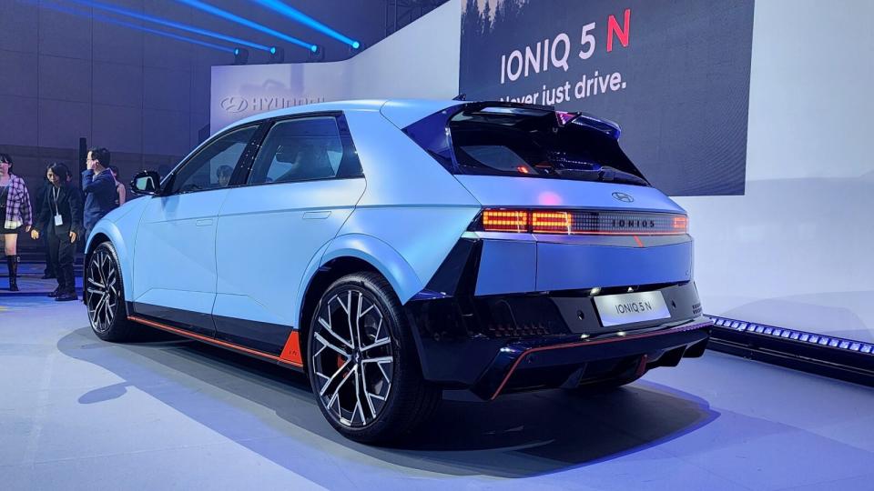 Ioniq 5 N除擁有專屬的N Performance Aero空力套件之外，車長延長80mm，車身外擴50mm並降低20mm，藉此強化動態操控表現。