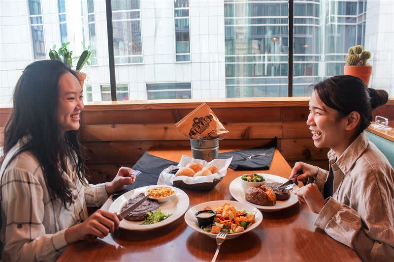 Texas Roadhouse德州鮮切牛排國際父親節肋眼牛排升級優惠。（圖／餐廳業者提供）