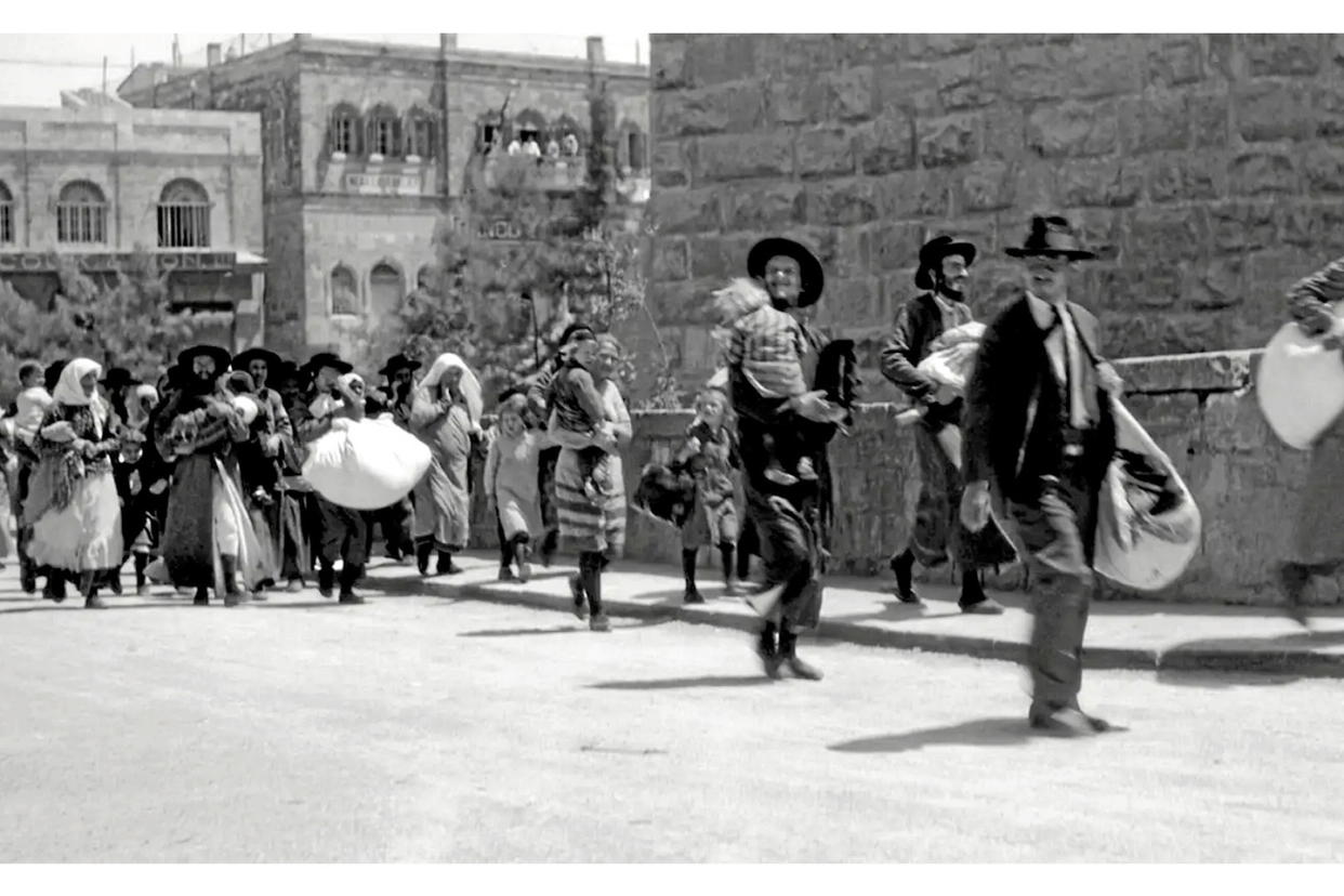 Des familles juives plient bagage et fuient la Vieille Ville de Jérusalem, après une semaine d'émeutes sanglantes dans la Palestine mandataire à la fin août 1929. © Everett Collection / Aurimages  - Credit: