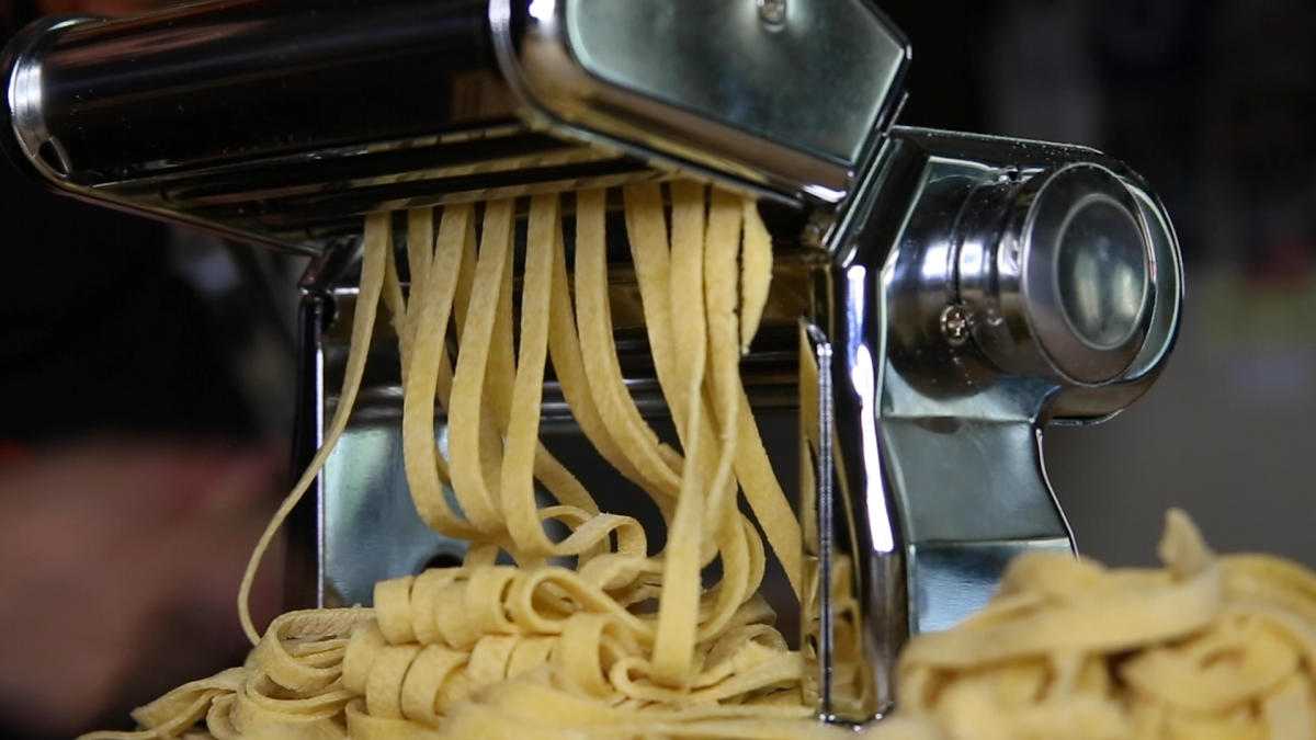 How to make fresh linguine from scratch with a pasta machine