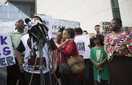 Professor and activist Melina Abdullah comforts activist Shamble Bell during a news conference outside LAPD Headquarters in Los Angeles, California January 9, 2015. REUTERS/Mario Anzuoni