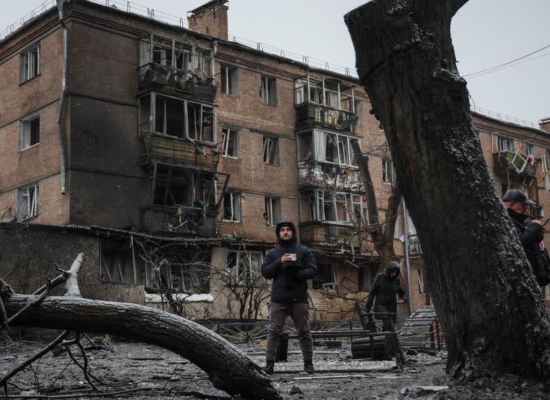 FOTO DE ARCHIVO. Un residente local se encuentra con una comida caliente gratuita cerca de un edificio residencial destruido por un ataque de misiles rusos, mientras continúa el ataque de Rusia a Ucrania, en la ciudad de Vyshhorod, cerca de Kiev, Ucrania