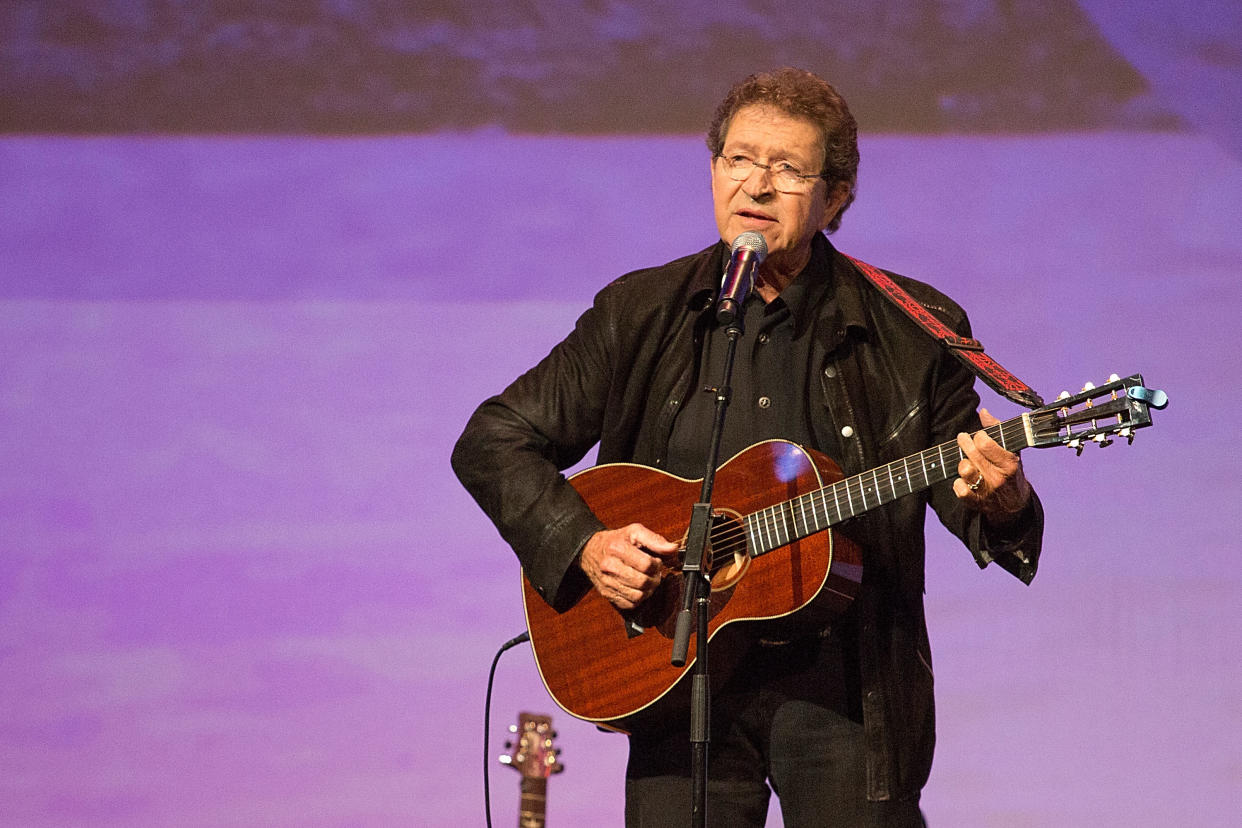 Mac Davis performs at the Texas Film Hall of Fame Awards in 2014. (Photo: Rick Kern/WireImage)