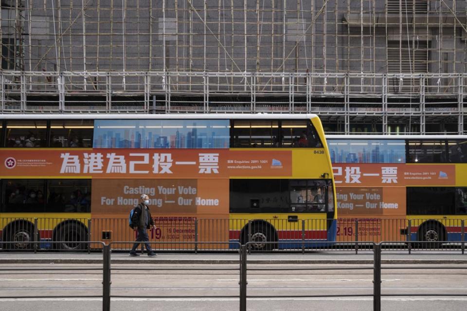 2021年12月19日，北角，巴士車身貼著呼籲市民投票的政府廣告。