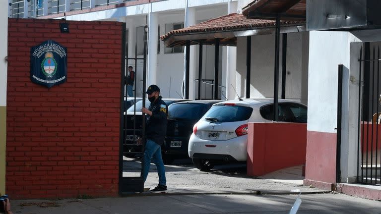 03/09/2022 Un guardia custodia las dependencias policiales en las que se encuentra detenido el atacante de la videpresidenta de Argentina.  Fernando Andrés Sabag Montiel, el atacante que intentó quitar la vida a la vicepresidenta argentina Cristina Fernández de Kirchner, se ha negado a declarar ante la jueza encargada de investigar el incidente, según han detallado fuentes judiciales.  POLITICA SUDAMÉRICA ARGENTINA LATINOAMÉRICA INTERNACIONAL RAUL FERRARI / TÉLAM