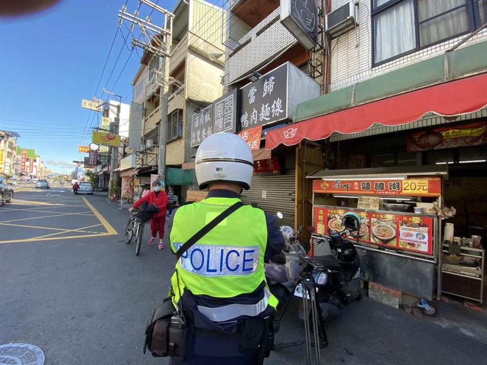 富王鴨肉店引起公憤，警方近日加強巡邏，防止不理性的網友到場滋事。（馮惠宜攝）