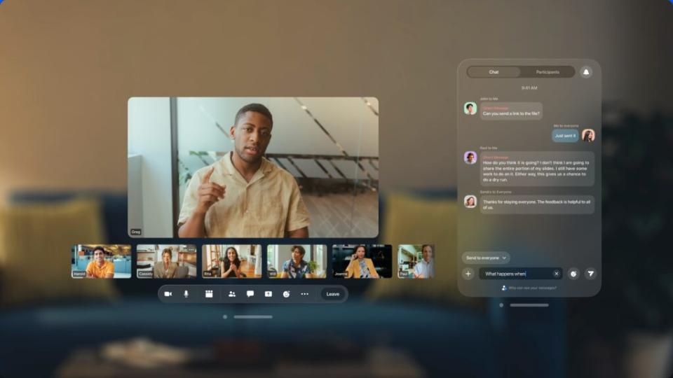 Imagen de la aplicación Zoom en Apple Vision Pro.  Una ventana muestra al orador, mientras que otras muestran a otros participantes y una ventana de chat.