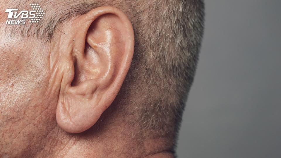 細菌會經由耳咽管進入耳朵而引起中耳炎。（示意圖／shutterstock達志影像）
