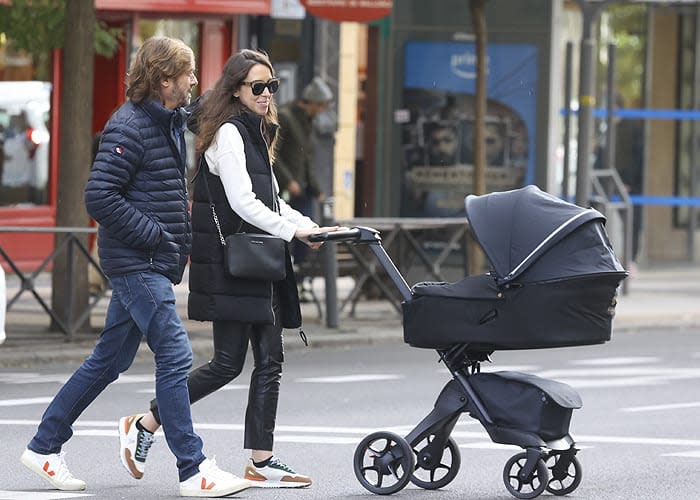 Santiago Pedraz y Elena Hormigos pasean con su hijo 