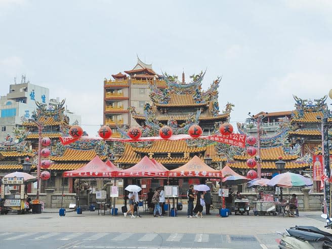 微解封前假日，雲林縣北港鎮朝天宮人潮略增1、2成。（張朝欣攝）