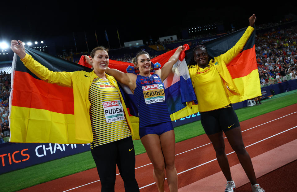 Kristin Pudenz (l.) und Claudine Vita (r.) gewinnen Silber und Bronze im Diskuswerfen. (Bild: Reuters)