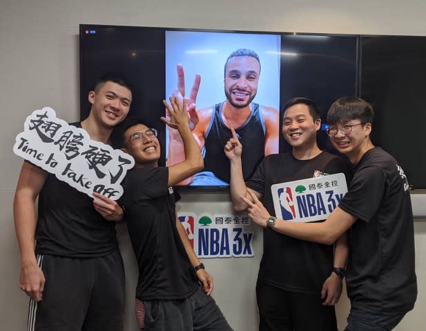 國泰NBA 3x幸運參賽球迷(左起黃子強、高毓翔、張宸、洪子量)與Larry Nance Jr.視訊合影，秒被圈粉外也決定把隊名改成「南斯與他的快樂夥伴」。官方提供