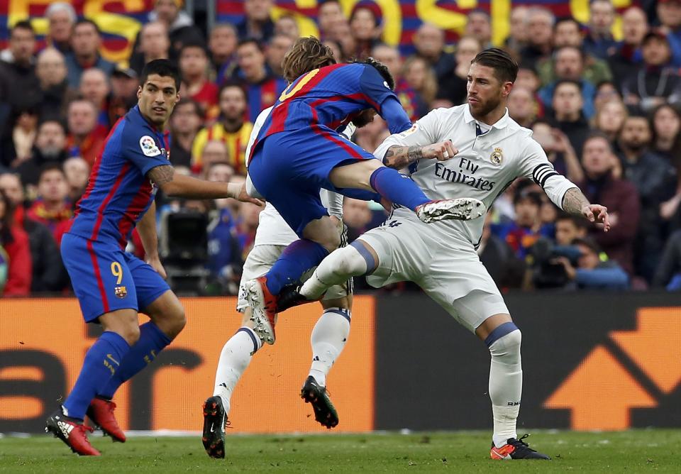 Football Soccer - Barcelona v Real Madrid - Spanish La Liga Santander- Nou Camp Stadium, Barcelona, Spain - 3/12/16. Real Madrid's Sergio Ramons and Barcelona's Lionel Messi in action during the "Clasico". REUTERS/Albert Gea