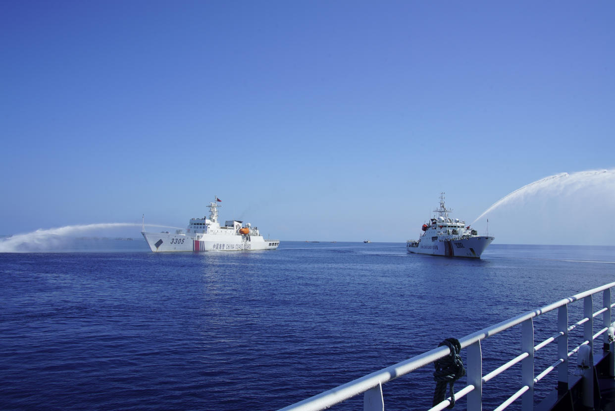 Barcos de la Guardia Costera china disparan cañones de agua durante un encuentro con un barco del gobierno filipino en su camino hacia el atolón de Scarborough en el mar de la China Meridional, el 9 de diciembre de 2023. (Camille Elemia/The New York Times).