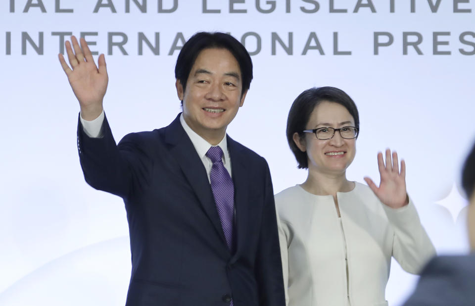 台灣民進黨總統候選人賴清德（左）和他的拍檔，副總統候選人蕭美琴 1 月 9 日在台北舉行國際新聞發布會。(AP Photo/Chiang Ying-ying)