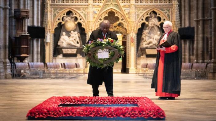 Mr Ramaphosa lays a wreath at the Tomb of the Unknown Warrior in Westminster Abbey