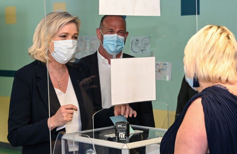 La président du Rassemblement National (RN) Marine Le Pen vote au 1er tour des régionales à Hénin-Beaumont en présence du maire de la ville Steeve Briois (d), le 20 juin 2021 - DENIS CHARLET © 2019 AFP